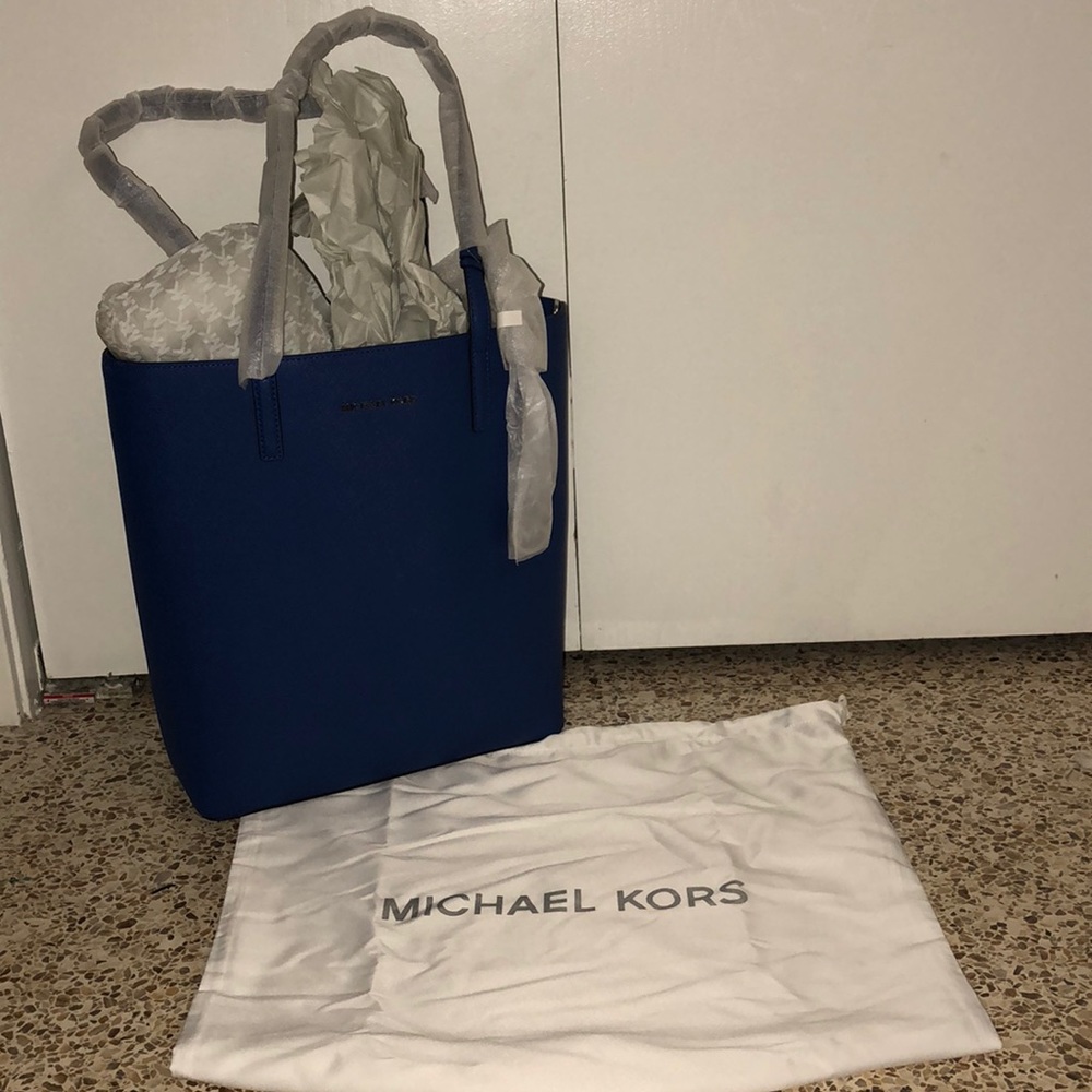 A Michael kors purse